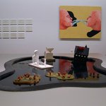 In einem Pool der Ideen schwimmen die von den Weissenhofern gestalteten Objekte. Im Hintergrund eine Zeichenserie von Beckmann und eine Malerei von Mandernach.